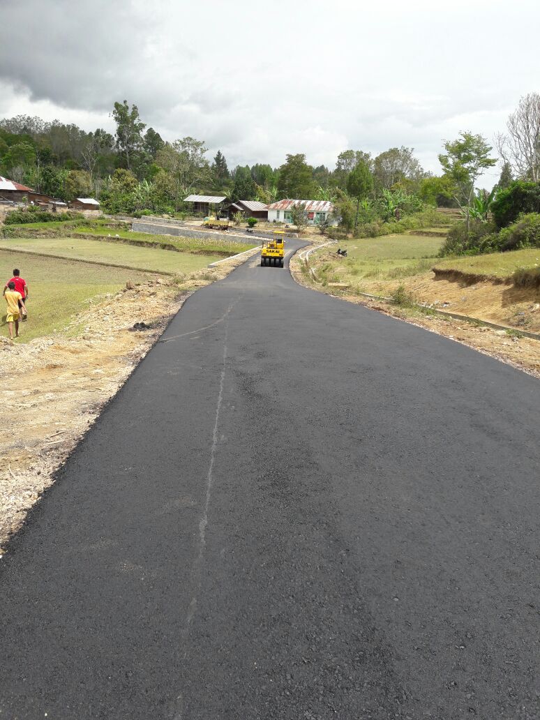 Foto : Pembangunan peningkatan jalan Desa Aek Nauli - Desa Parhorasan kecamatan pangururan, selain di Hotmix, juga dilengkapi dengan drainaser, tembok penahan tanah, serta gorong gorong yang permanen dari cor beton, oleh rekanan CV. RAJA NAEK BROTHER