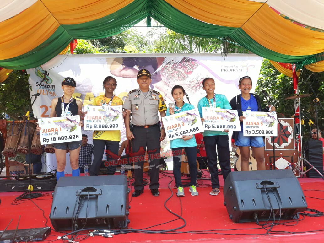 Foto : Kapolres Samosir, AKBP Agus Darojat S.I.K SH, diwakili Kabag OPS Kompol.Bernard Naibaho SH, memberi hadiah kepada Juara 1-5 kategori 50 Km wanita (Female)