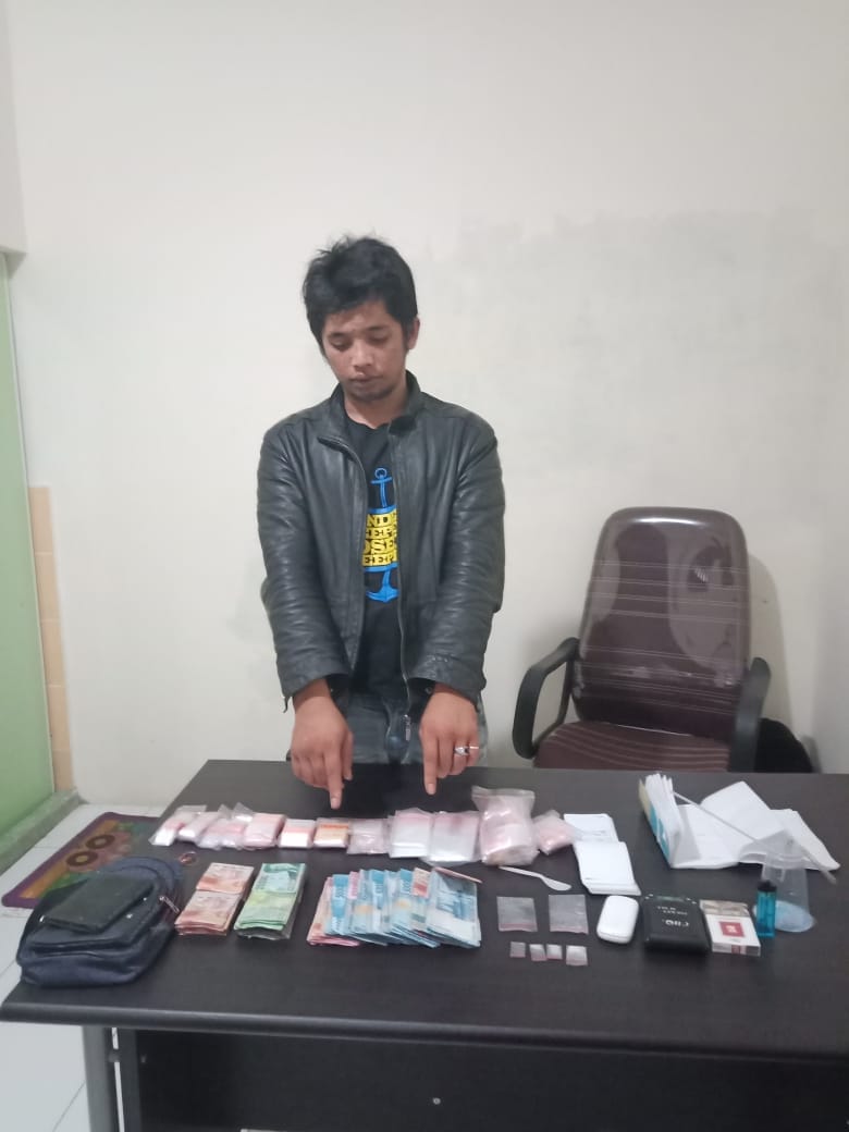 Ket foto : tampak pelaku dan barang bukti Narkotika jenis sabu sabu dan Uang Tunai Limabelas juta rupiah saat di ruang Reskrim Polsekta Berastagi (22/09) 2018.