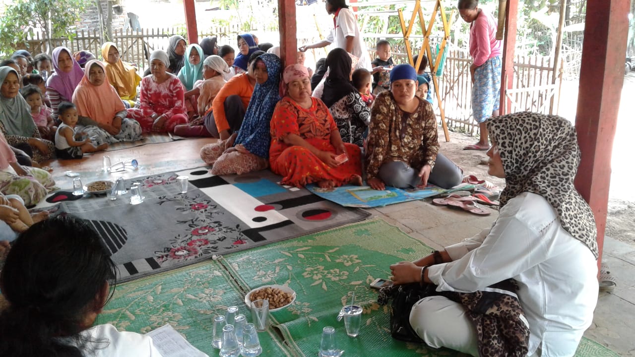 Foto : Hj Muniroh (baju putih berhijab coklat) di tengah tengah masyarakat Bogor Timur dalam rangka sosialisasi sebagai caleg dari partai Gerindra dengan nomor urut 4 di wilayah Dapil Dua