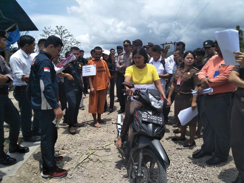 Foto : saksi Murtialam boru sitinjak (naik sepeda motor) memperagakan adegan pada rekontruksi pembunahan di palipi.