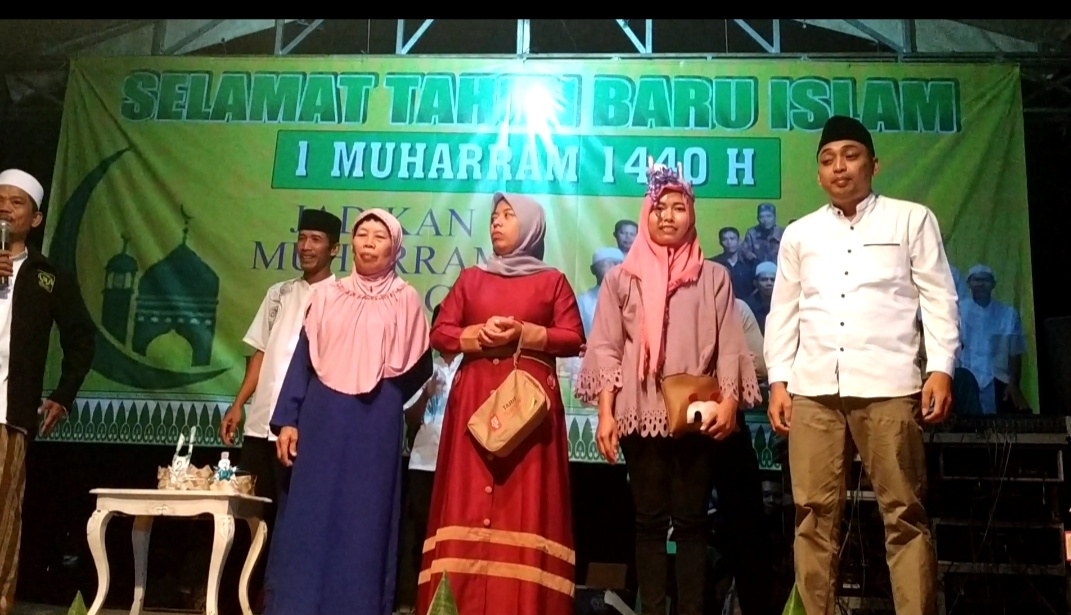 MERIAH-Sekdes, Haris memberikan hadiah  lomba Tumpeng dihadapan  Ribuan Warga Banjiri Lapangan Dusun Dua,  Desa Tajur halang (10/9) 