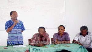 Kepala Sekolah SMA Negeri 1 Tiga Nderket, Drs. Josua Surbakti saat memberikan sambutan nya di dampingi pengurus komite sekolah, Kamis (04/05) 2018