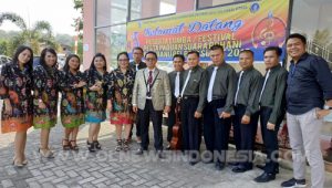 Pdm. Abram Tewu SH, S.Th selaku Sekretaris Umum HUT Pelprip GPDI Sulut bersama peserta Vocal Group dari Kotamobagu.