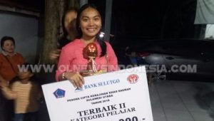 Gloria Talumantak setelah menerima hadiah juara II