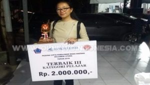 Kurnia Rarung setelah menerima hadiah juara III