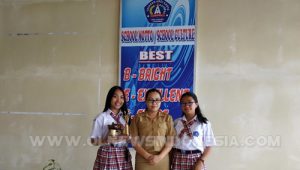 Foto bersama Kepala Sekolah di SMA Yadika Langowan