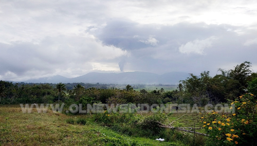Tampak Gunung Soputan pada pukul 16.19 Wita dari Desa Tempang Kecamatan Langowan Utara