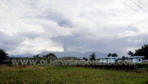 Gunung Soputan pada pukul 16.26 Wita diabadikan dari Desa Tember Kecamatan Tompaso