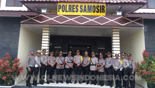 Samosir AKBP Agus Darojad S.ik SH, foto bersama Kabag, Kasat dan Perwira di Mako Polres Samosir