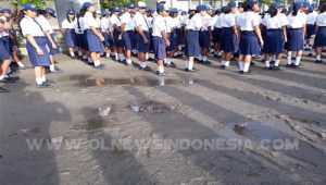 Kondisi Becek Pun, Upacara Rutin Hari Senin Tetap Berjalan Dengan Baik Di SMPN 2 Pangururan Samosir