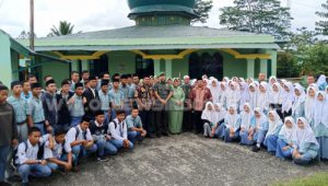 Dandim 0205 Tanah Karo bersama undangan berfose di sela sela kegiatan doa bersama di Masjid Sudirman Batalyon 125/SMB Kabanjahe