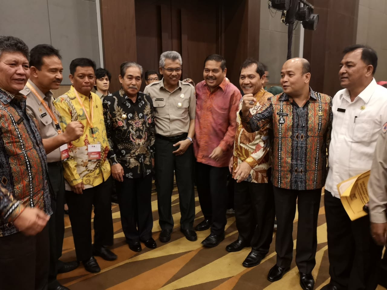 Ket foto : Bupati Karo (baju batik corak daun)  bersama seluruh tamu undangan lainnya dalam kegiatan  Bulan Pengurangan Resiko Bencana Nasional di Medan Sumatera Utara, Rabu (24/10) 2018