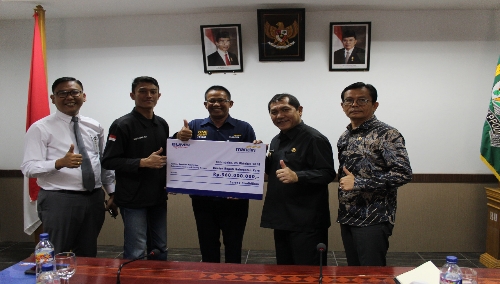 Ket foto : Vice President Bank Mandiri saat memberikan secara simbolis Dana CSR untuk bea siswa korban erupsi gunung Sinabung kepada Bupati Karo Kamis, (25/10) 2018