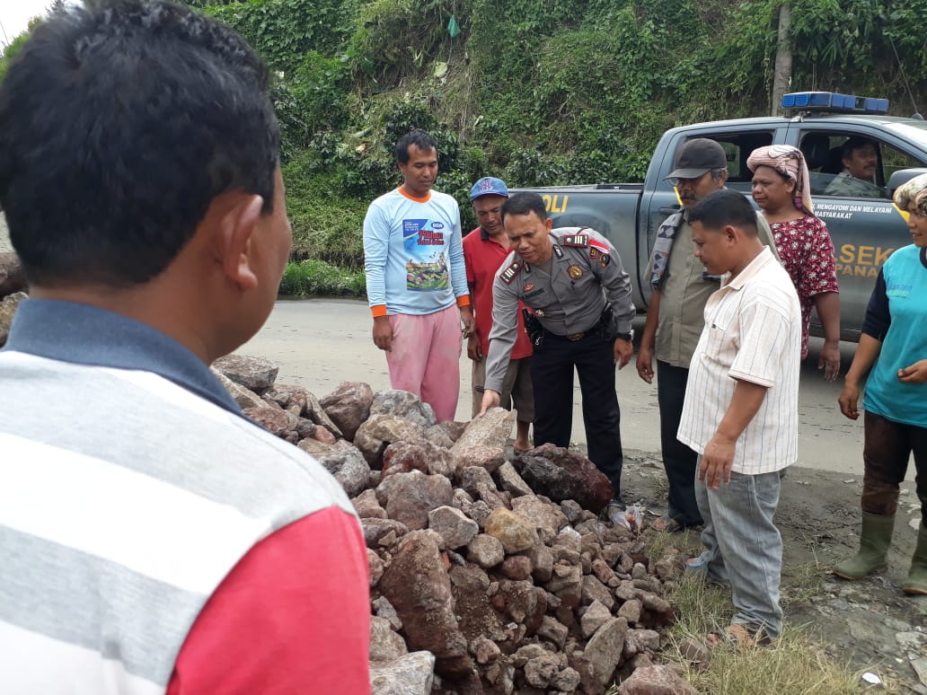 Ket foto : Kspolsek Tigapanah memberikan bantuan berupa batu untuk pembenahan Gereja Khatolik Aji Julu, Sabtu (03/11) 2018