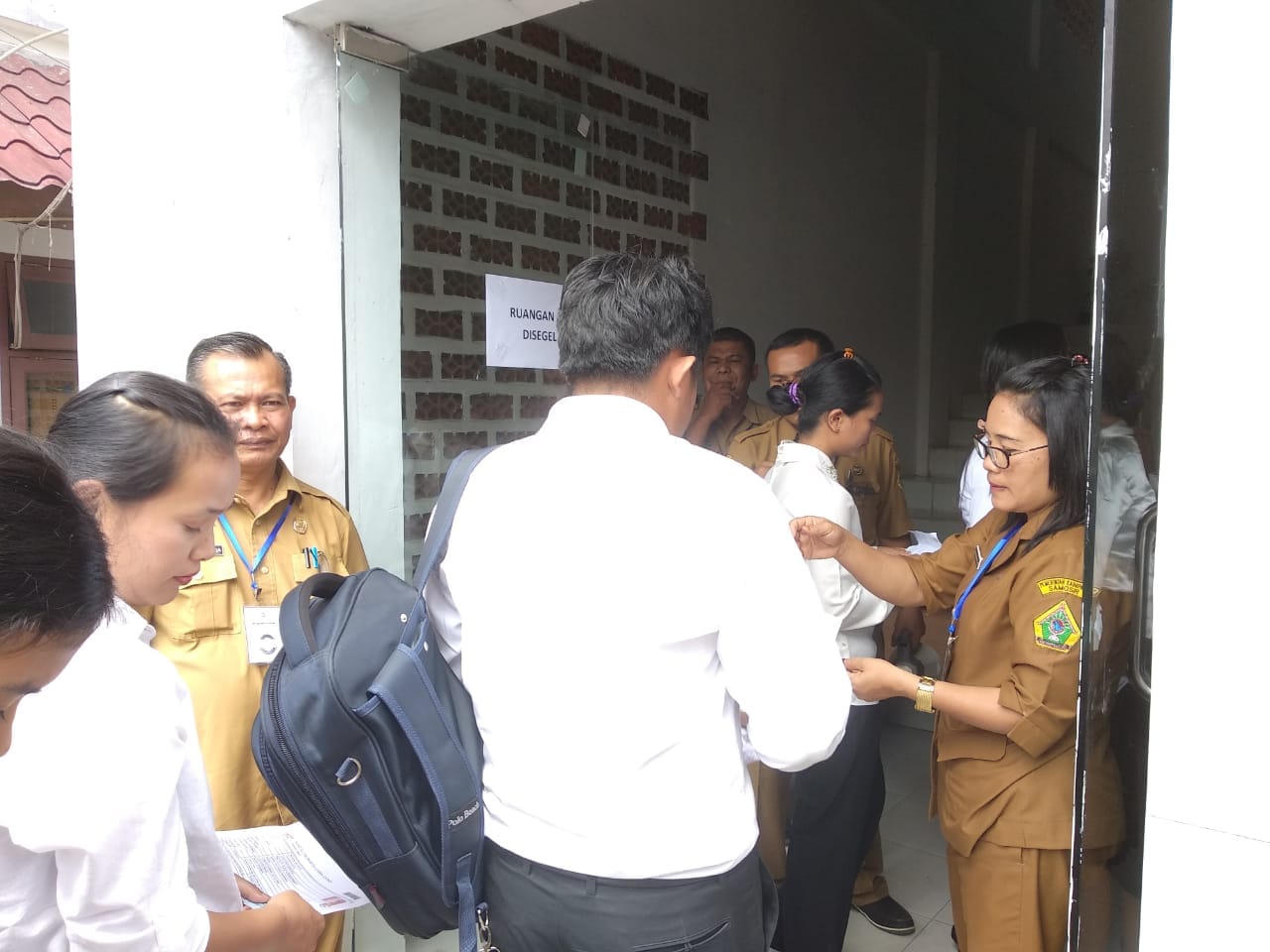 Foto : pemeriksaan para peserta oleh panitia pelaksana ujian CPNS Kabupaten Samosir sebelum memasuki ruangan ujian di aula dinas pendidikan Samosir