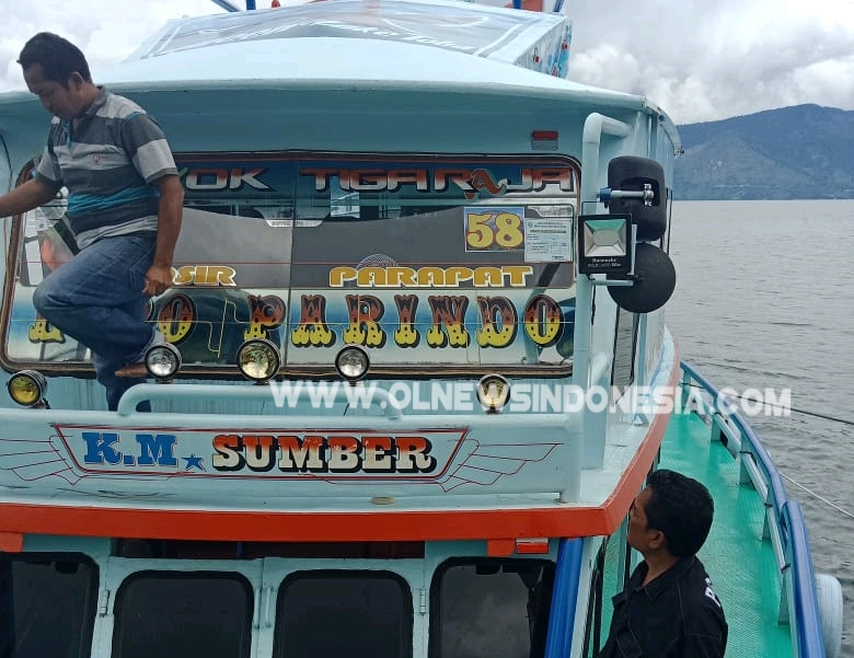 Foto : Kapal Motor Sumber asal Kecamatan Simanindo menjuarai perlombaan Kelaikan,Keselamatan dan Kebersihan di Pantai bebas Parapat memperebutkan Piala Kapoldasu.