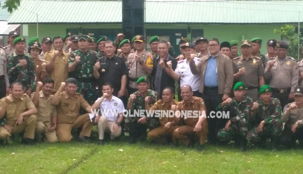 Ket foto : Ket foto : Bupati, Dandim 0205 , Kapolres Tanah Karo bersama Forkopimda Kabupaten Karo  dan seluruh instansi terkait saat berfose di sela sela kegiatan Apel kesiapsiagaan satgas PRCPB Kab Karo, Senin (19/11) 2018 di lapangan Mako  Yonif 125 /Si'mbisa Kabanjahe.