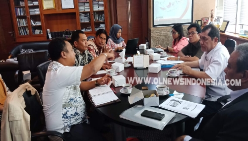 Ket foto : Bupati Karo bersama Anggota DPRD Karo, Kadis Parawisata serius membahas RIPPA di ruang kerja Bupati Karo , Jumat (23/11) 2018