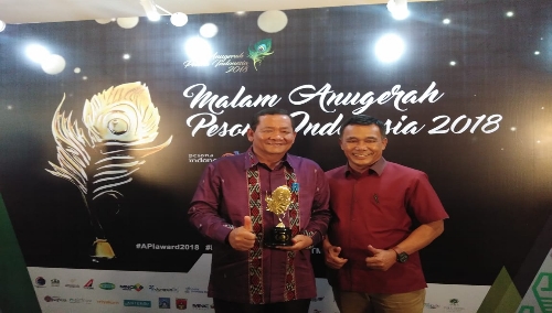 Foto : Bupati Samosir Drs.Rapidin Simbolon MM, didampingi kepala Dinas Pariwisata Samosir Drs.Ombang Siboro M.Si, terima Piala Juara Pertama kategori Objek Wisata Belanja Terpopuler oleh Menteri Pariwisata Republik Indonesia di Hotel Sahid Jakarta, Kamis(22/11)