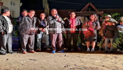 Ket foto : Anggota DPRD Karo Thomas Joverson Ginting yang di dampingi Bupati Karo memberikan sambutan dalam pertunjukan Gurda Gurdi yang digelar di depan kantor Camat Barusjahe Kab Karo, Sabtu malam (24/11) 2018