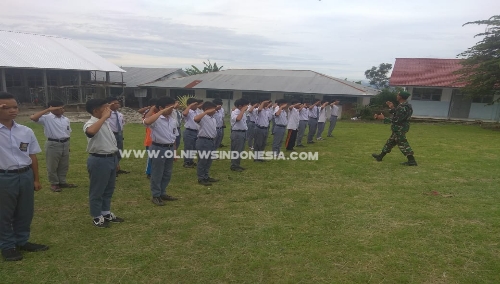 Ket foto : Babinsa Kodim 0205 Tanah Karo melatih PBB ke para Siswa untuk membentuk kedisplinan dan kemampuan nya di lapangan sekolah SMA Negeri 1 Tiga Nderket, Selasa (27/11) 2018