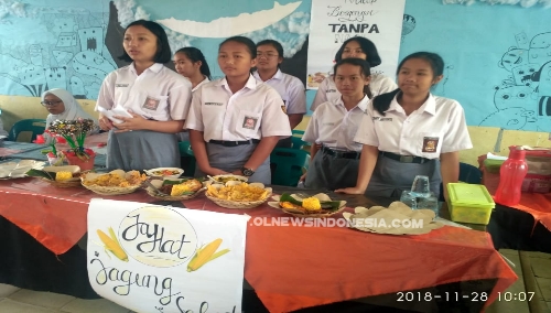 Ket foto : Salah satu kelompok Siswa /i SMA Negeri 1 Kabanjahe saat mempresentasikan kuliner berbahan baku jagung, Rabu (28/11) 2018