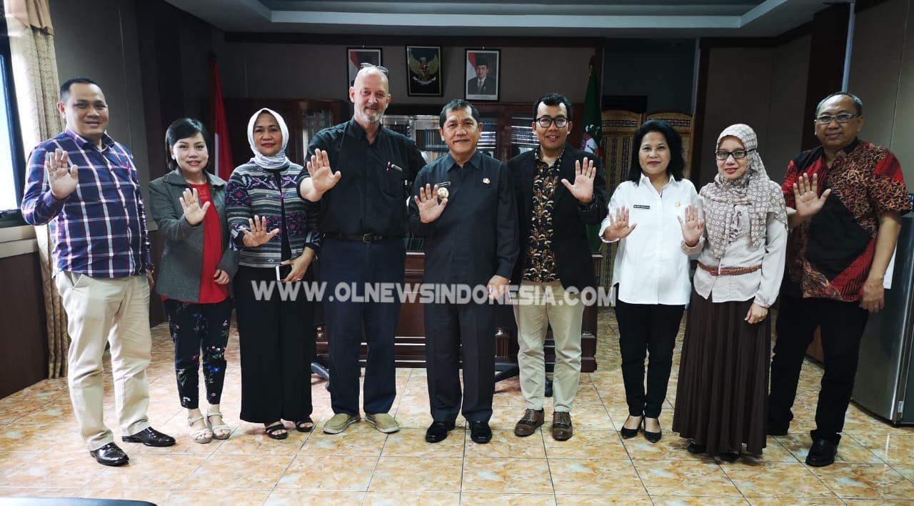 Ket foto : tampak Bupati Karo, Kadis Kesehatan Kab Karo bersama Tim Fasilitator RAD Provinsi Sumatera Utara saat berada di ruang kantor Bupati Karo, Rabu (28/11) 2018 berfose di sela sela pertemuan.
