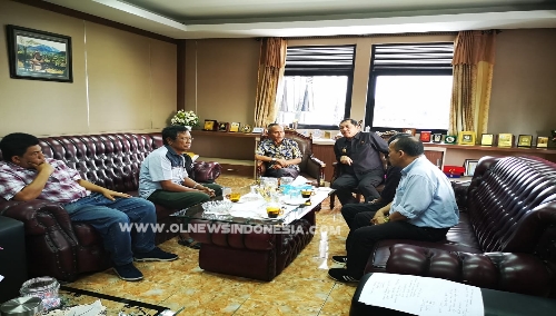 Ket foto : Ketua PWI Pusat bersama Pengurus PWI Kabupaten Karo saat Berbincang bincang bersama Bupati Karo di ruang kantor Bupati Karo, Kamis (29/11) 2018