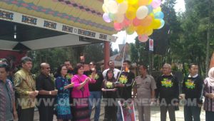 Wakil Bupati Karo Cory Sriwaty Br Sebayang saat melepas balon ke udara tanda resmi dibukanya Festival Kopi Karo ke 2 di taman Mejuah juah Berastagi