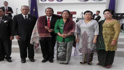 Foto : Bupati Samosir Drs.Rapidin Simbolon MM beserta istri di sematkan kain ulos oleh pendeta GPI Pangururan