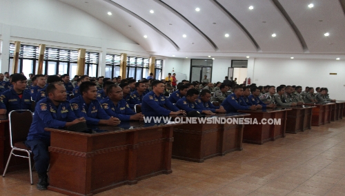 Ket foto  : tampak Anggota Damkar dan Satpol PP Kabupaten Karo mengikuti acara Penyegaran personil di Aula Kantor Bupati Karo Kamis (13/11) 2018