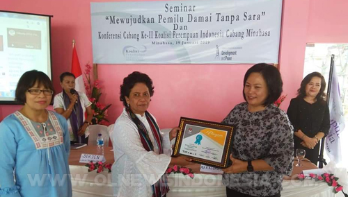 Penyerahan Piagam Penghargaan dari KPU Prov. Sulut kepada Koalisi Perempuan Indonesia
