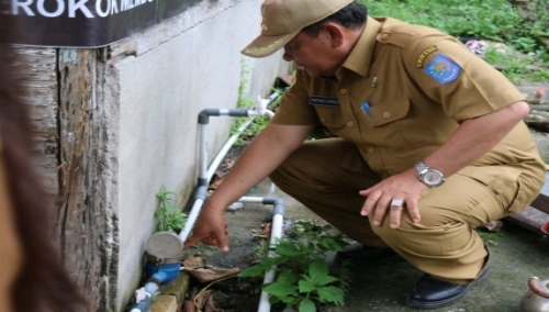 Foto : Bupati Samosir Drs.Rapidin Simbolon MM, mengecek pipa air bersih yang akan disambungkan kerumah warga.