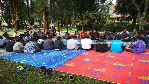 Ket foto : Bupati Karo Terkelin Brahmana di dampingi Camat Berastagi saat berdialog bersama para Kepling di Taman Mejuah Juah Berastagi, Jumat (18/01) 2019
