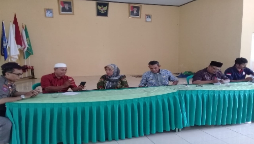 Foto : Dari kiri Mp kecamatan jiput, ketua PGRI Jiput H.adang s, camat Jiput Yeti Nurhayati, M.yunus Ketua Panitia Infak , Syamsudin Bendahara Infak dan M.yusup