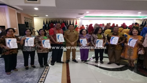 Ket foto  : Kadis Pendidikan Drs Eddi Surianta saat menerima penghargaan Dari Gubsu di Aula Raja Inal Siregar kantor Gubsu Jalan Pangeran Diponegoro Medan, Senin (28/01) 2019