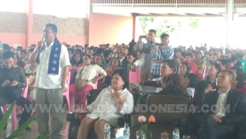 Thomas Joverson Ginting Anggota DPRD Karo Sat memberikan pertanyaan kepada Bapak Hashim Djojohadikusumo bersama di kegiatan ramah tamah bersama warga Karo di Aula Jambur Milala Kabanjahe, Sabtu ( 23/02) 2019