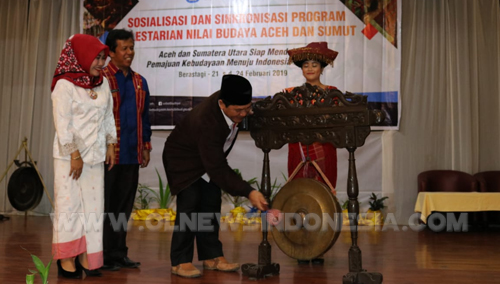 Bupati Karo Terkelin Brahmana SH saat membuka  acara Sosialisasi Program Pelestarian Nilai Budaya Aceh Dan Sumatera Utara di Hotel Sibayak Berastagi di tandai dengan pemukulan Gong , Kamis (21/02) 2019