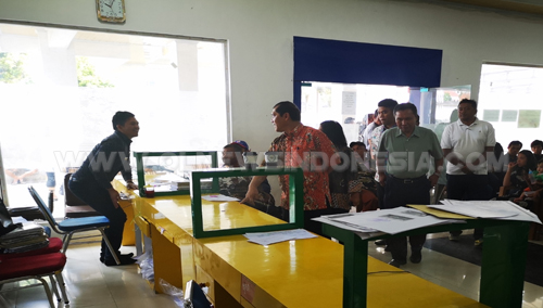 Bupati Karo  Berbincang ke salah satu Staf  dalam Sidak nya ke kantor Disdukcapil Kabupaten Karo, Kamis (21/02) 2019