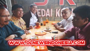 Bupati Karo Bersama tokoh masyarakat dan anggota DPRD Karo saat Berbincang bincang di kedai kopi Simpang Enam Kabanjahe