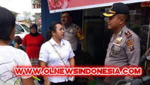 Kapolsekta Berastagi Kompol Aron TT Siahaan saat pengamanan di area lokasi Bank Mandiri seputaran Tugu Perjuangan Berastagi Berbincang dengan salah satu tim Pendamping Desa (Meili Sinuhaji)