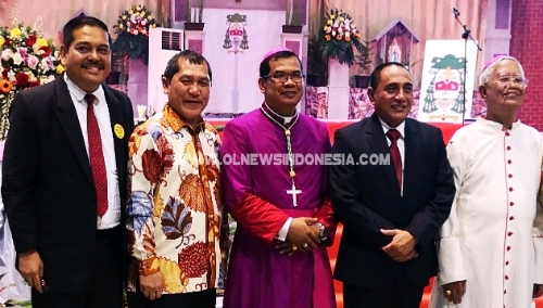 Ket foto  : dari kiri  Parlindungan Purba, Bupati Karo, Uskup Agung yang baru, Gubernur Sumatera Utara Edy Rahmayadi dan Uskup Agung yang lama, saat berada di Gedung Pemprovsu Medan Sabtu (02/02) 2019