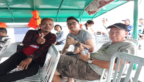 Foto : wartawan OLNewsindonesia.com, JuntakStar(kemeja merah), foto bersama wisatawan asal Kuala Lumpur Malaysia Mr.Wong dan ayah nya saat menyeberang dari pelabuhan Ajibata Parapat menuju Pelabuhan Tomok Samosir, Senin(4/2)