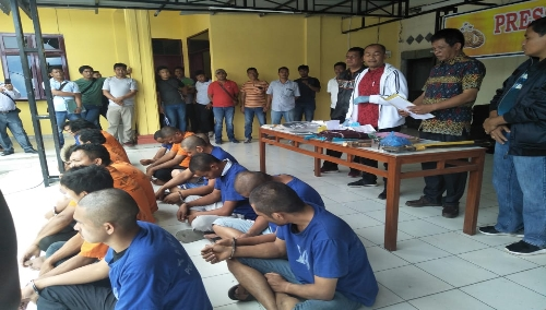 Ket foto : Para Tersangka dan barang bukti saat di gelar nya Press Release oleh Pihak Polres Tanah Karo di Kabanjahe, Jumat (15/02) 2019