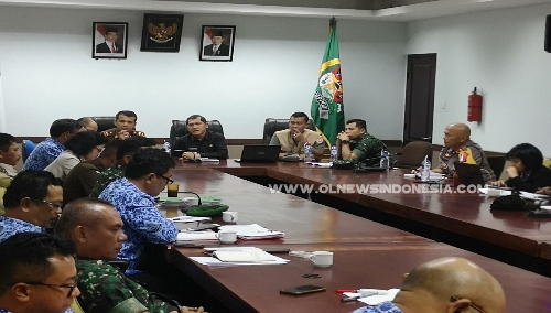 Ket foto  : Bupati Karo saat memimpin rapat kordinasi pelaksanaan monitoring penanggulangan pasca erupsi Gunung Sinabung,di lantai II Kantor Bupati Karo, Senin (18/02) 2019