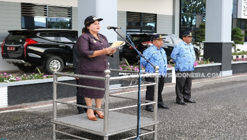 Ket foto  : Wakil Bupati Karo Cory Seriwaty Br Sebayang sebagai Inspektur Upacara dalam rangka Perayaan hari Kesadaran Nasional, di halaman kantor Bupati Karo, Senin (10/02) 2019