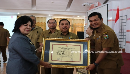 Ket foto : Wakil Bupati Karo Cory Seriwaty Br Sebayang bersama Sekda Kab Karo Drs Kamperas Terkelin Purba saat penyerahan sertifikat IKM di Aula Kantor Bupati Karo, Selasa (19/02) 2019 kepada salah satu Unit Pelayanan Puskesmas Kecamatan Dolat Rakyat.