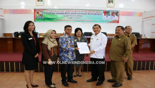 Ket foto : Bupati dan wakil Bupati Karo, Sekda Kab Karo menerima laporan hasil penilaian Kepatuhan Standar Pelayanan Publik dari tim Ombudsman RI perwakilan Sumut di Aula Kantor Bupati Karo Kabanjahe Selasa, (19/02) 2019