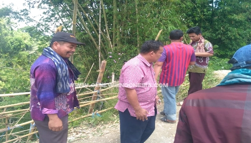 Ket foto  : Pengurus Gapeksindo Kabupaten Karo Albert Sembiring, ST (Baju merah) saat meninjau lokasi longsor, Jumat (22/02) 2019